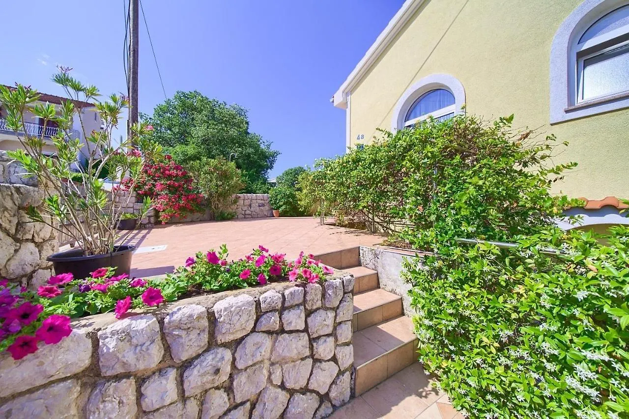 Apartments Mira Porat  0*, Porat (Krk) Croatia